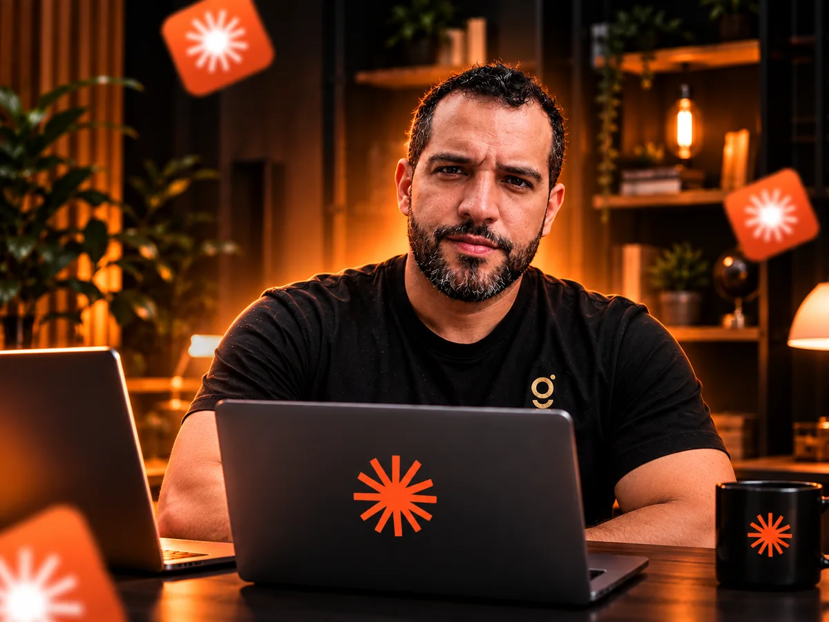 Fernando na mesa de trabalho, em frente ao notebook